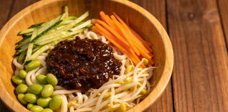 陈晨||品尝老北京炸酱面